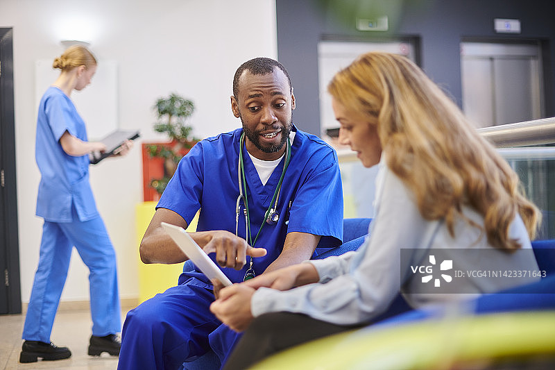 医生向病人家属解释病情图片素材