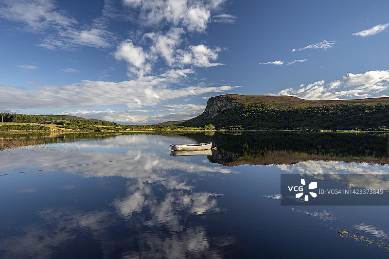 苏格兰高地布罗拉湖上的渔船图片素材