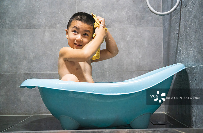 3岁儿童自己洗澡图片素材