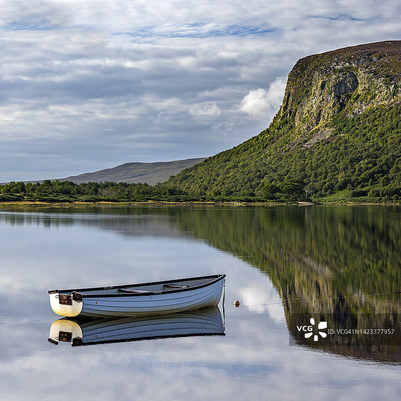 苏格兰高地布罗拉湖上的渔船图片素材