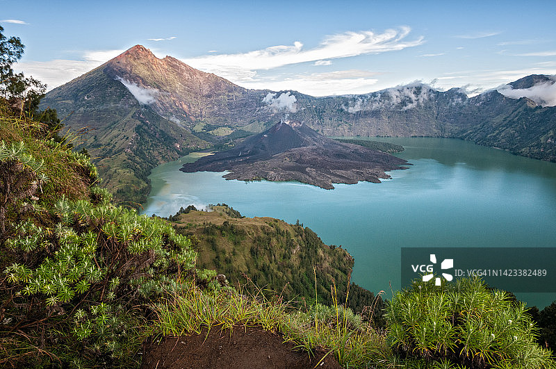 印度尼西亚龙目岛林贾尼火山Segara Anak火山口湖泊图片素材
