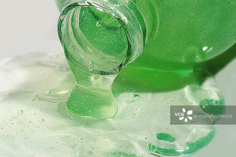 补水透明化妆品芦荟凝胶或面部精华液，含氧气泡图片素材