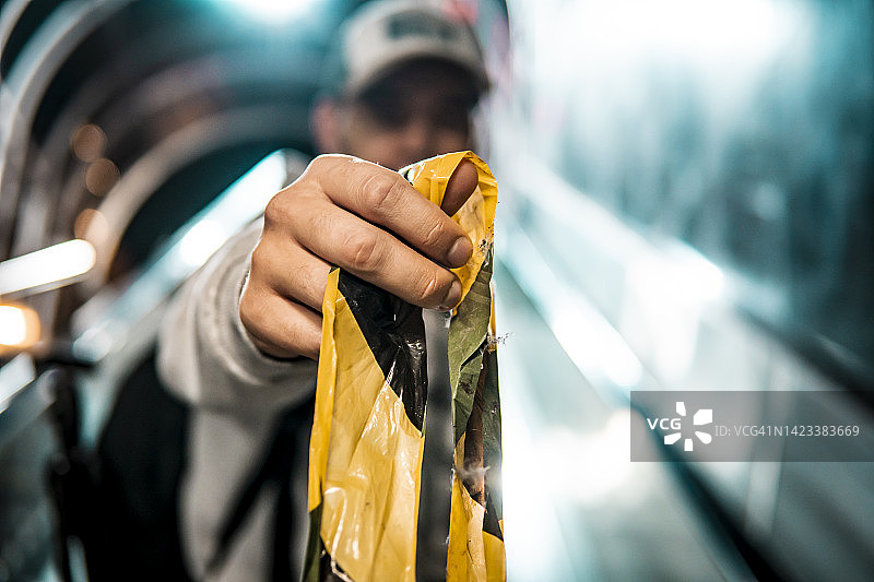 白人男子拿着警戒线图片素材