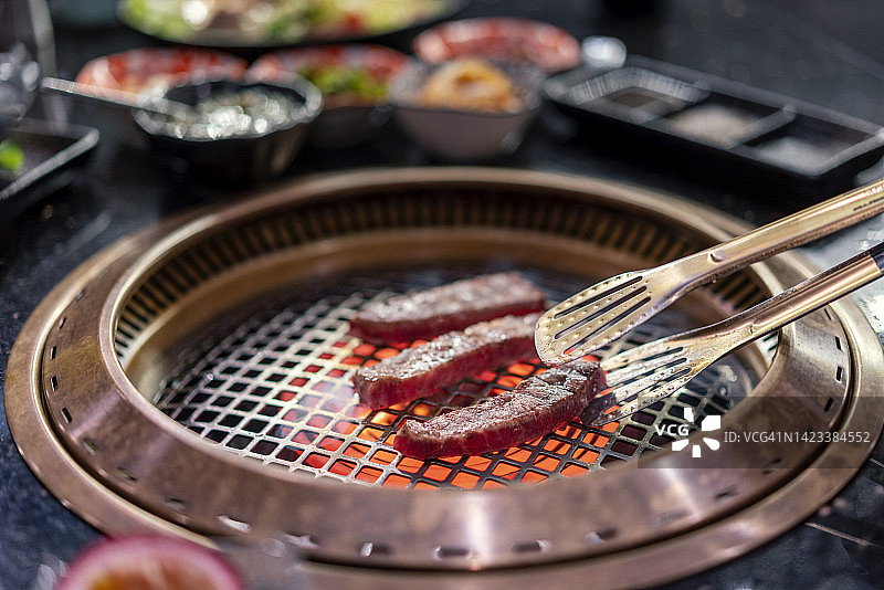 日式烤肉烤牛肉特写图片素材