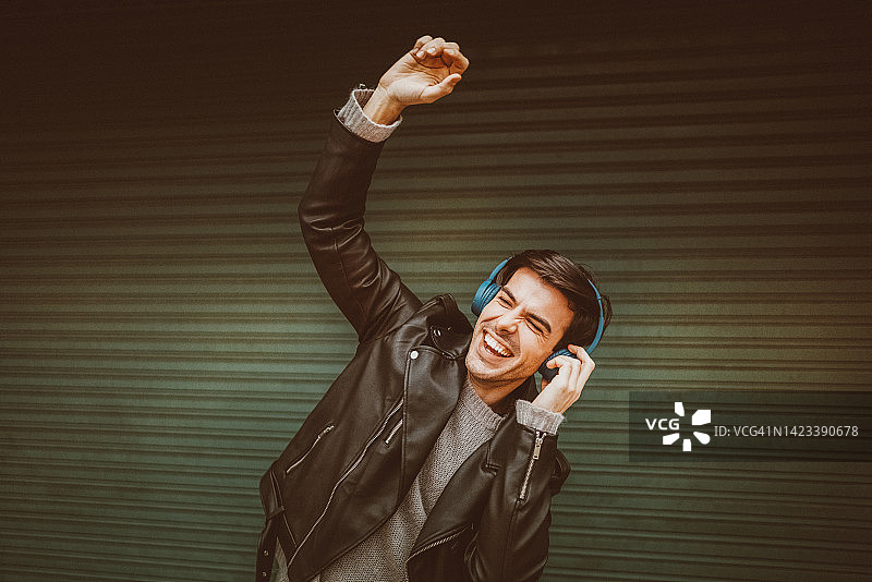 随着音乐跳舞的男子图片素材