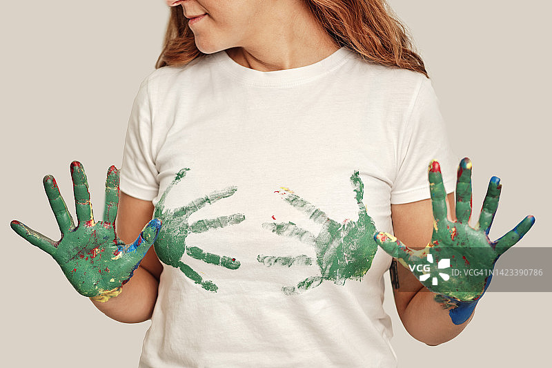 一个人在T恤上印手印的特写图片素材