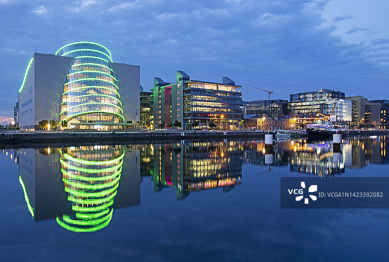 都柏林会展中心在利菲河中的黄昏倒影图片素材
