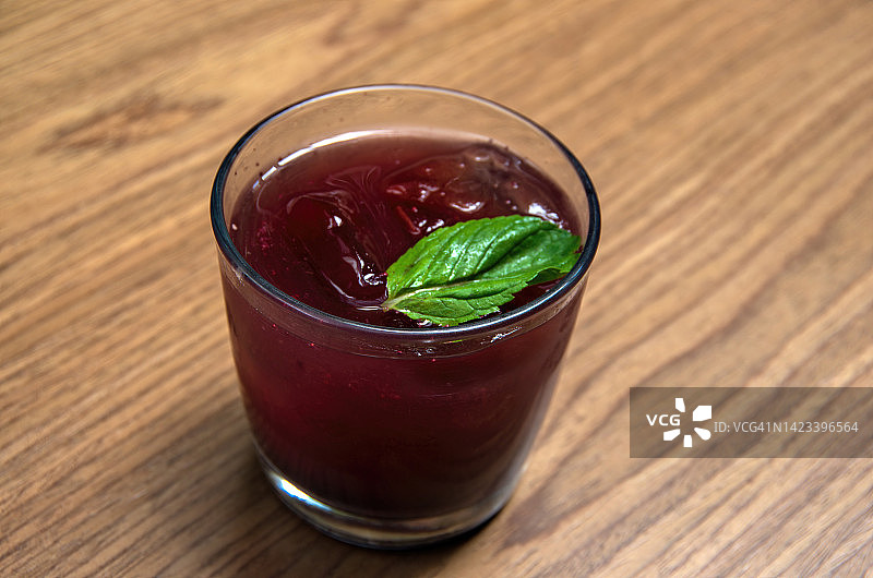 混合浆果醋饮与冰块薄荷叶图片素材