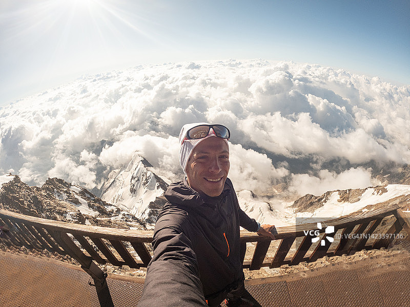 在罗莎峰顶上的登山者自拍图片素材
