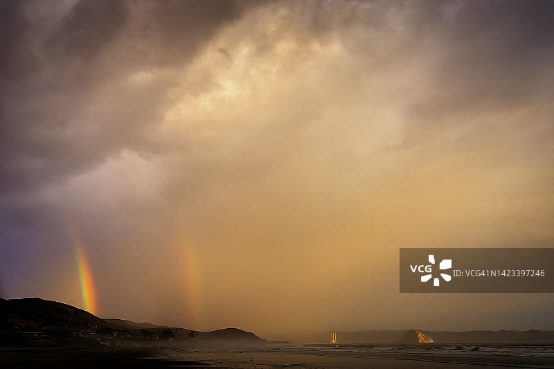 莫罗湾莫罗海滩的双彩虹图片素材