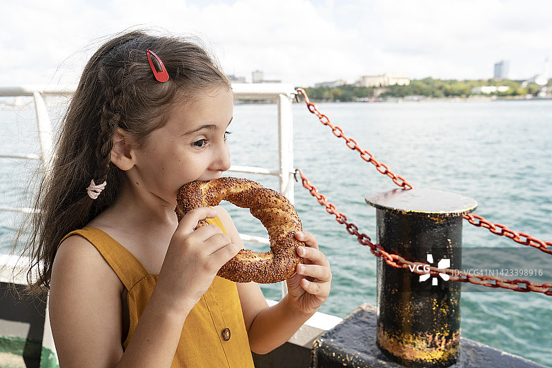 乘坐渡轮旅行的小女孩图片素材