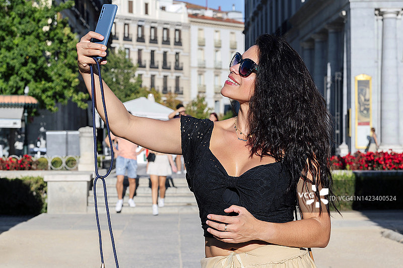 年轻白人女孩在街上自拍图片素材