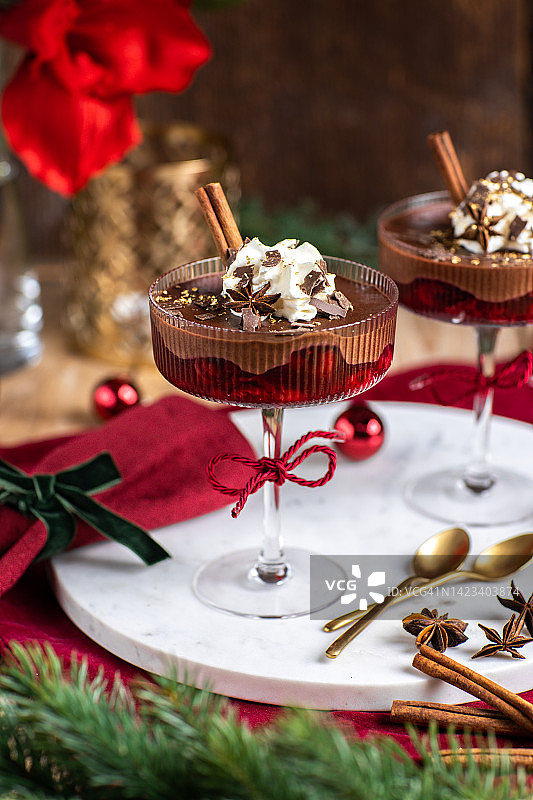 圣诞巧克力奶油甜点慕斯与樱桃蜜饯图片素材