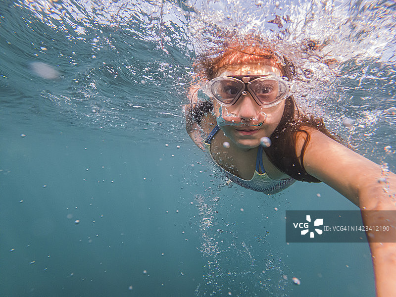 游泳的小女孩图片素材