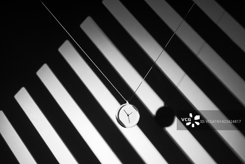 照射在时钟上的灯条，单色图片素材