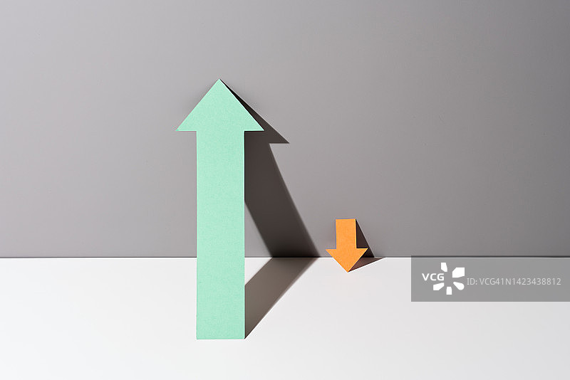 巨大增长箭头与微小减少箭头之间的差异图片素材