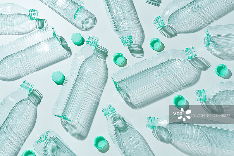 塑料瓶和瓶盖平铺图案（回收概念）图片素材