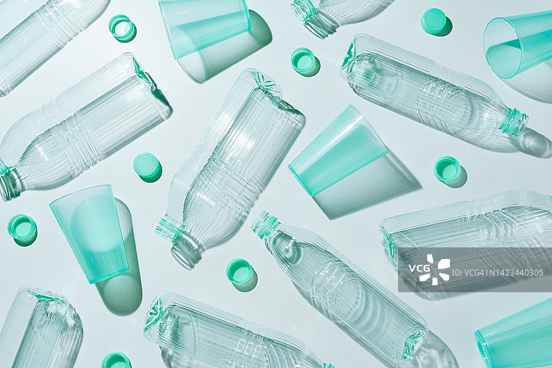 塑料瓶、瓶盖和塑料杯平铺回收图片素材