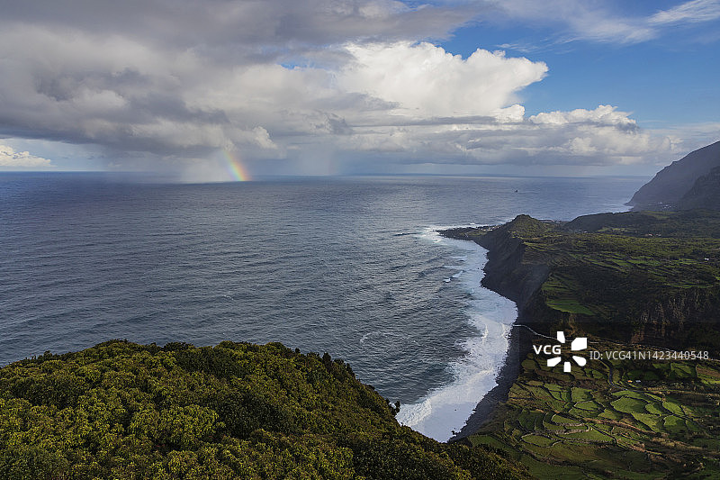 弗洛勒斯海岸的飑和彩虹图片素材