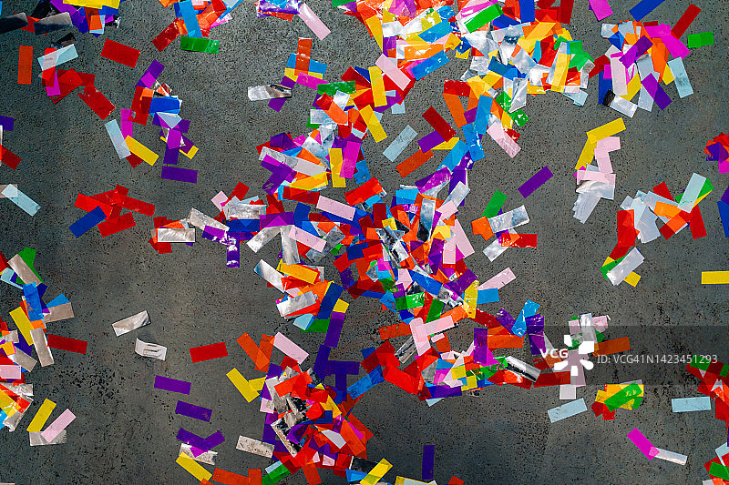 派对后水泥地上散落的彩色纸屑，扁平风格图片素材