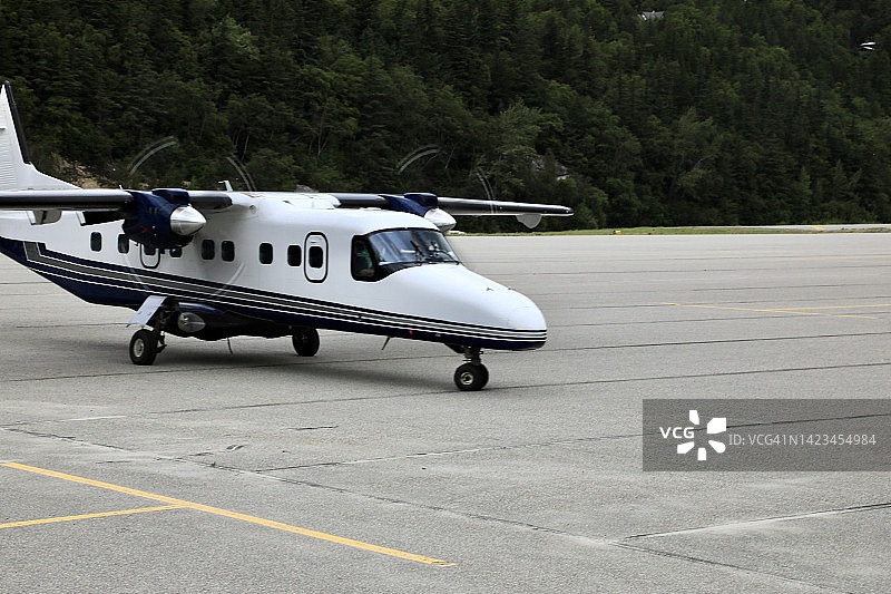 固定翼飞机在机场跑道上滑行图片素材
