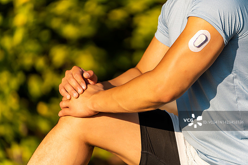 运动员拉伸与连续血糖监测仪图片素材