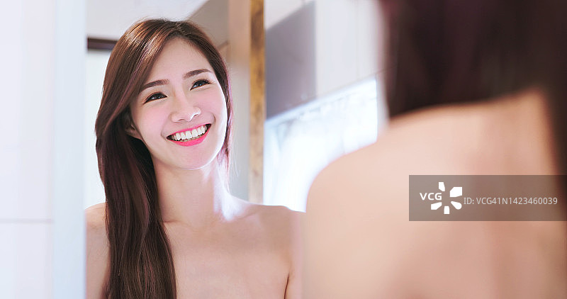 在镜子前的女人图片素材