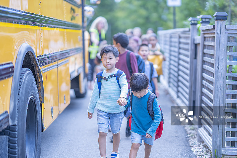 孩子们乘坐校车图片素材