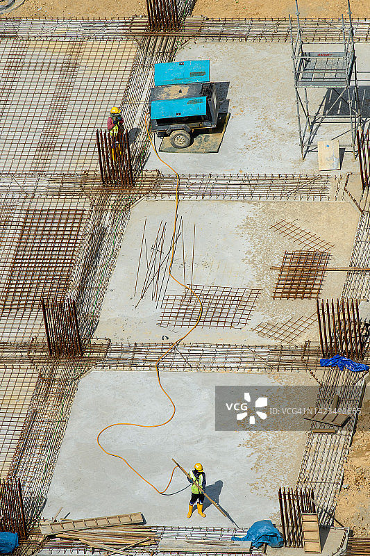 工人用便携式空气压缩机清洁建筑地面图片素材