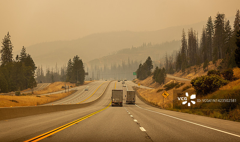 烟雾弥漫的道路图片素材