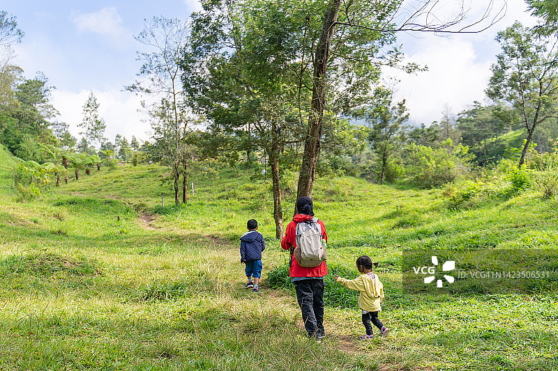 家庭登山图片素材
