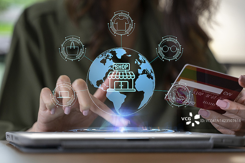 在线购物概念：女人通过互联网从卖家处进行电子购物图片素材