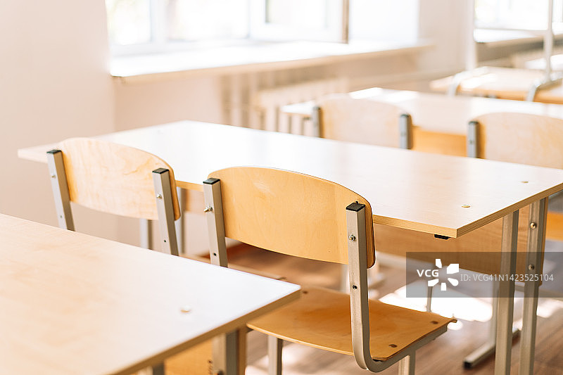 空教室里的空课桌图片素材