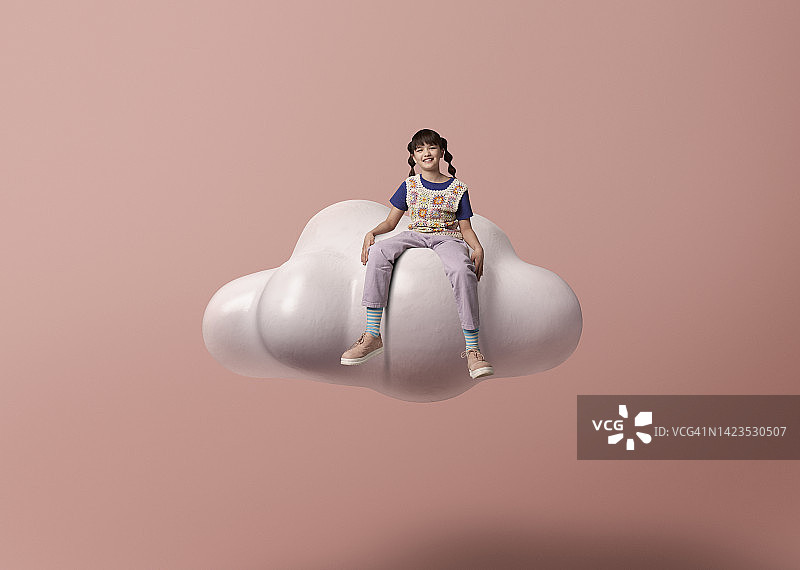 坐在云朵上的微笑女孩图片素材