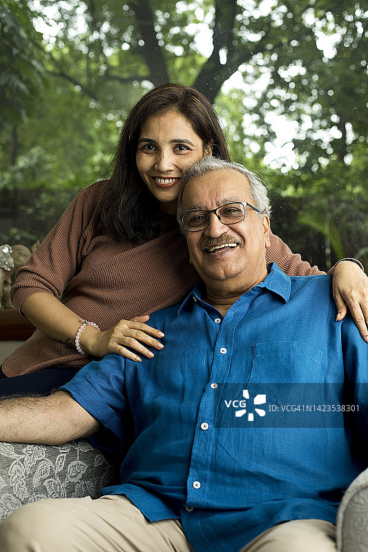 女儿和年迈的父亲在家中休闲图片素材