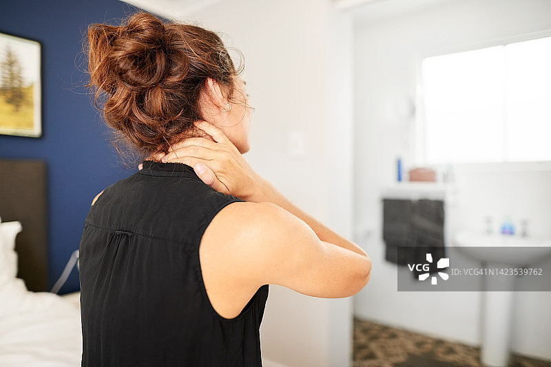 年轻女子颈部疼痛图片素材