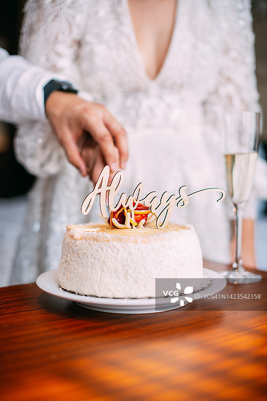 新娘和新郎切结婚蛋糕图片素材