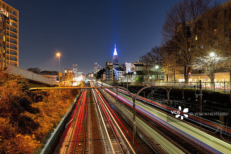 东京天际线与城市列车光轨图片素材