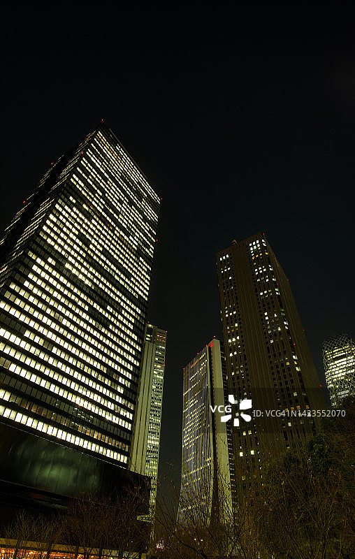 傍晚仰望东京的摩天大楼图片素材