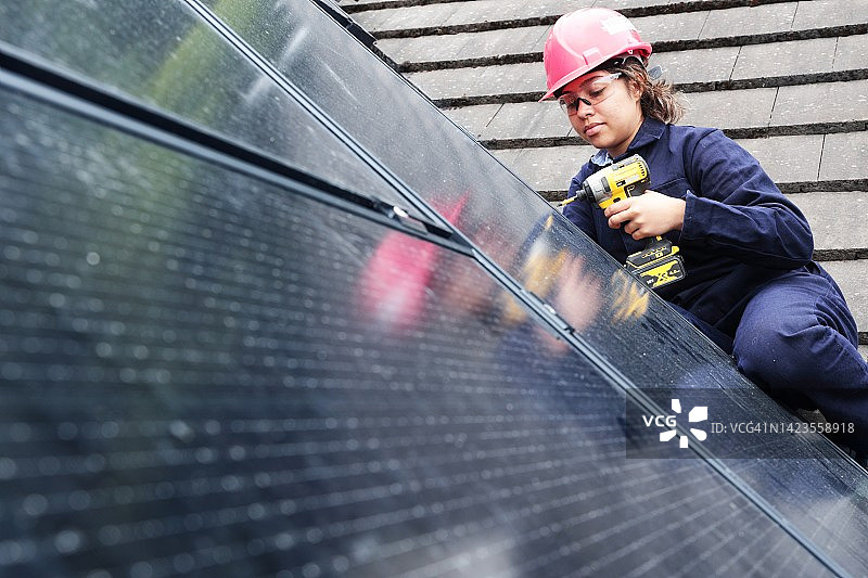 女工程师安装太阳能电池板图片素材