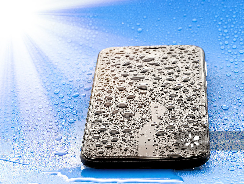 在阳光下晾晒的淋湿手机图片素材