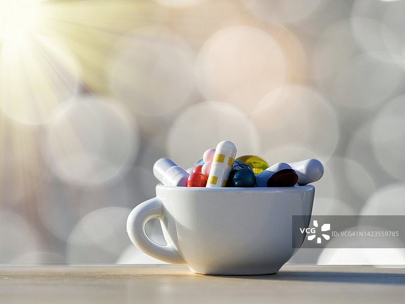 阳光照射下，咖啡杯里的大剂量药物图片素材