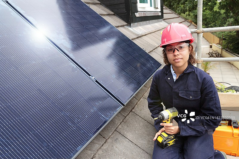 女工程师安装太阳能电池板图片素材