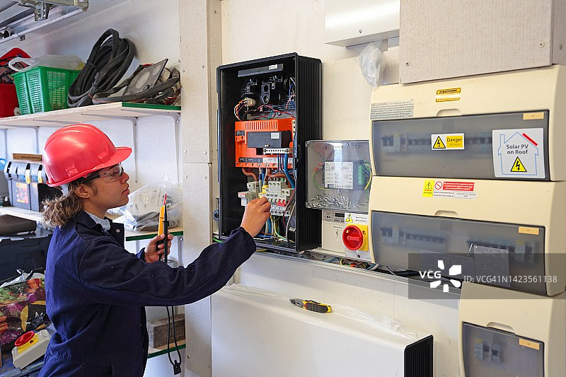 女电工安装太阳能电池板控制箱图片素材