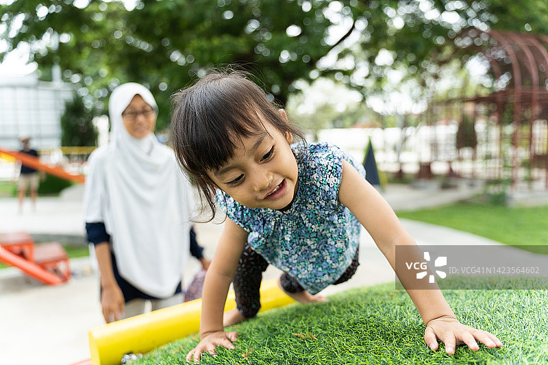 在操场上玩耍图片素材
