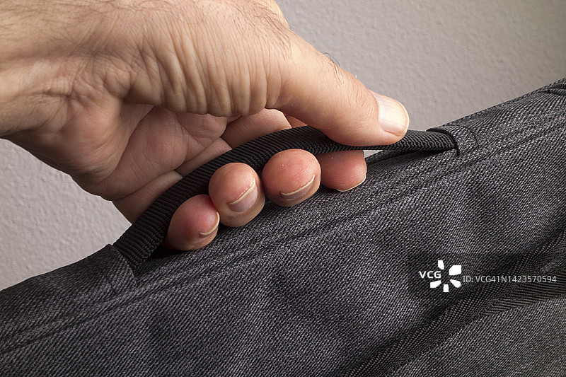 男人携带笔记本电脑图片素材