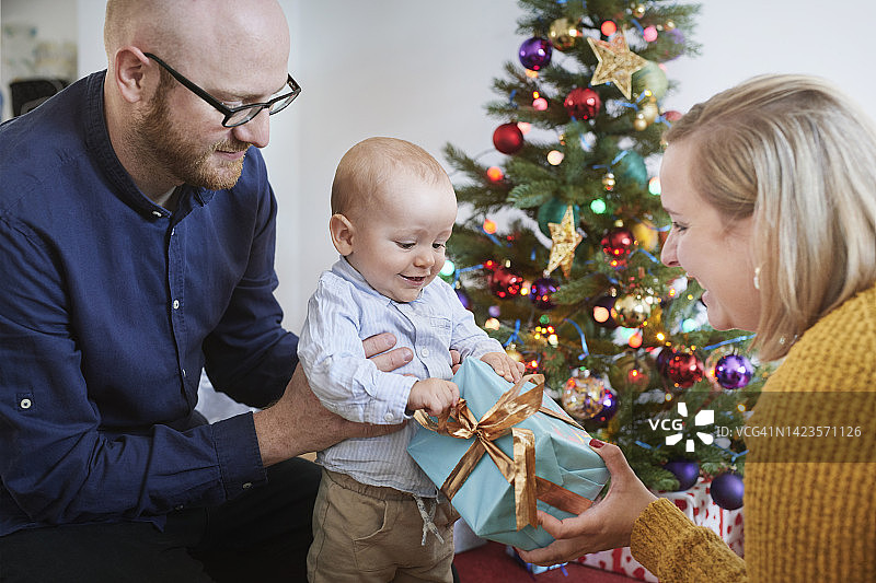 打开圣诞礼物图片素材