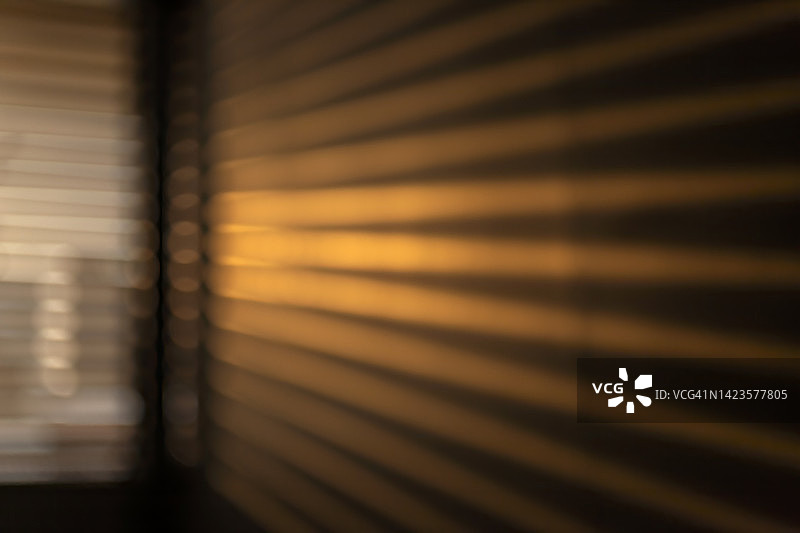 光束穿过空房间的散焦图像背景图片素材