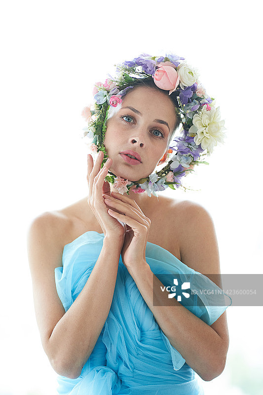 佩戴花环的漂亮女人图片素材