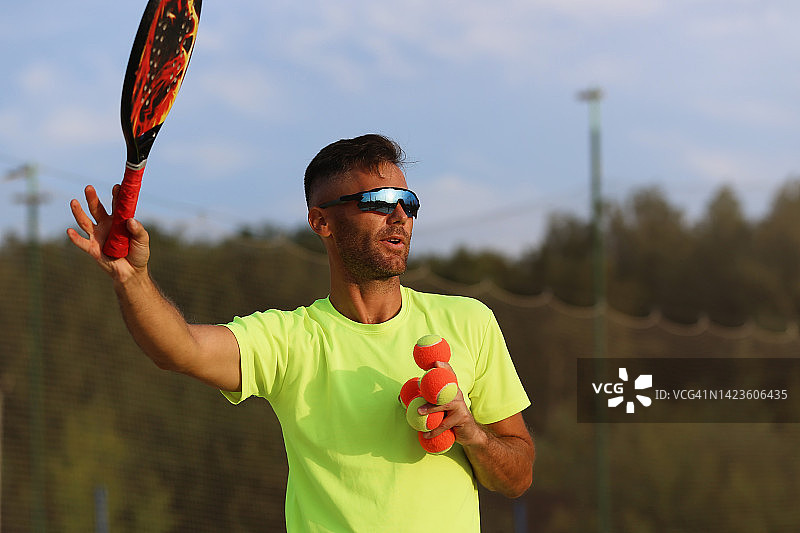 打沙滩网球的年轻业余男运动员图片素材